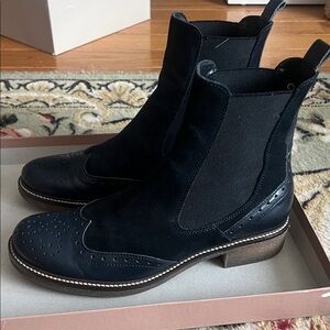 Elegant dark blue leather Boots